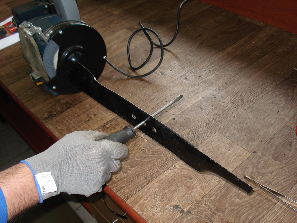 A lawn mower knife