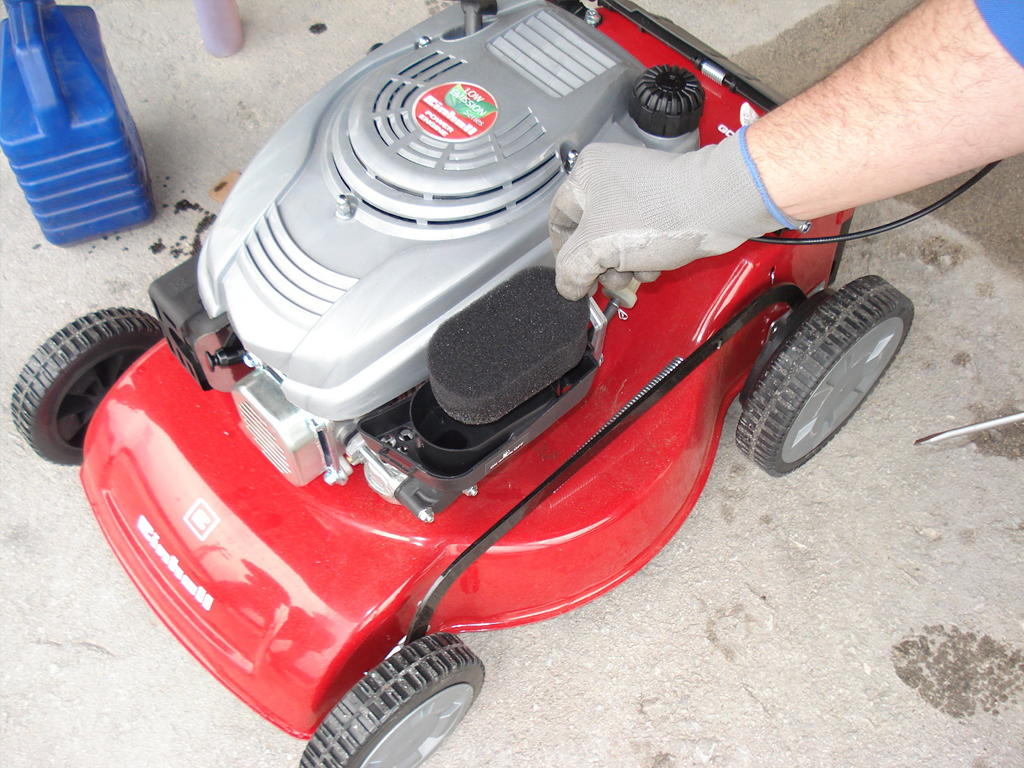 Changing a lawn mower air filter