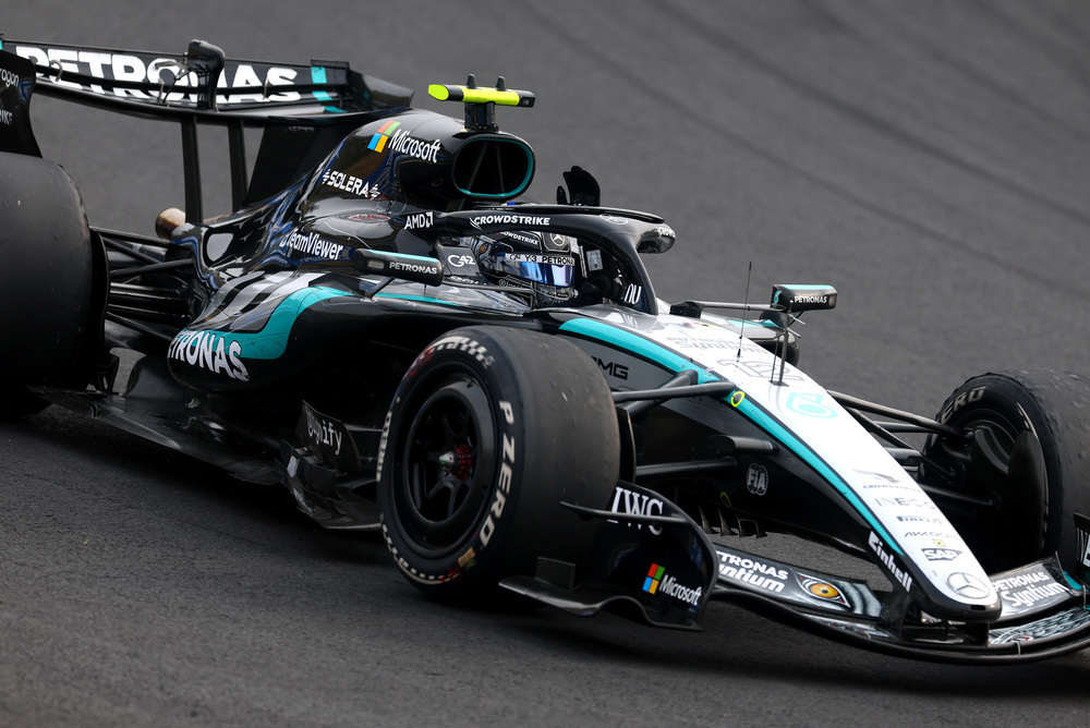 Mercedes F1 bolid na stazi