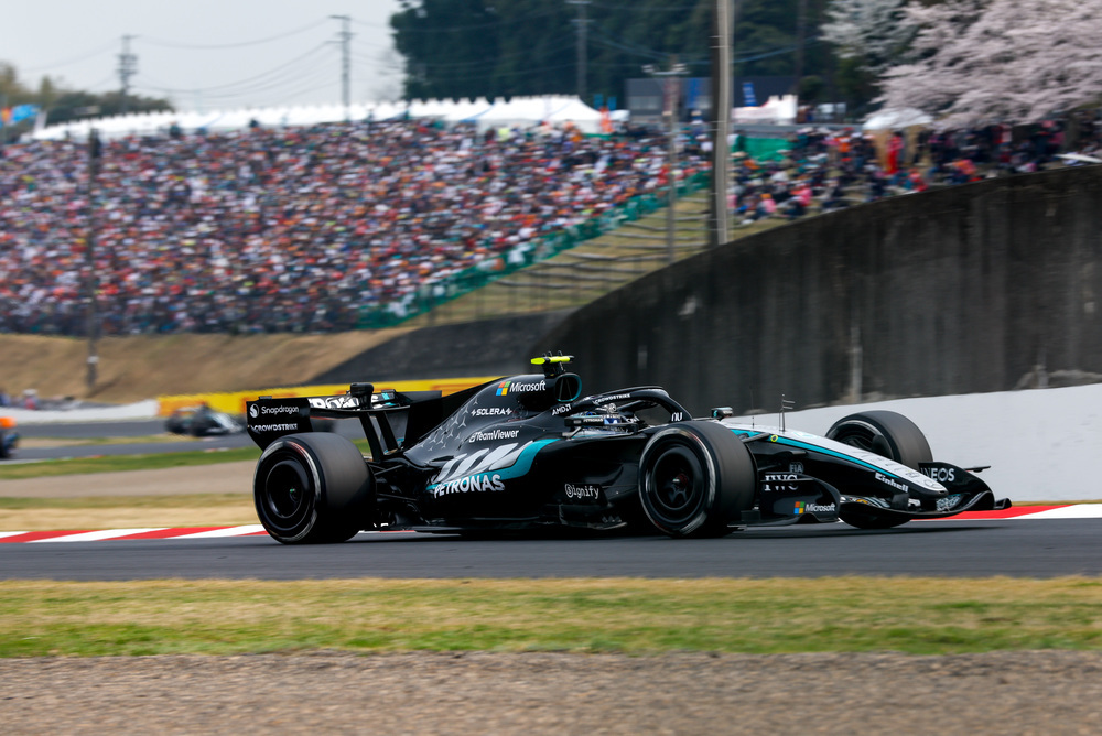 Mercedes F1 bolid juri u daljini