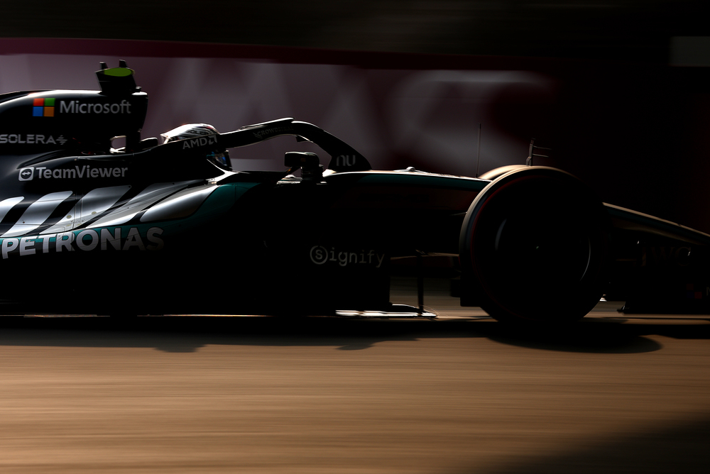 Mercedes F1 bolid na stazi pri slabom svjetlu