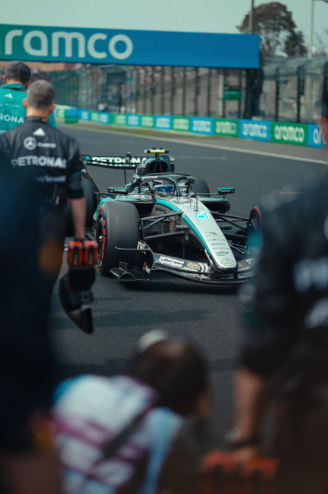 Mercedes F1 bolid u pit laneu okružen timom