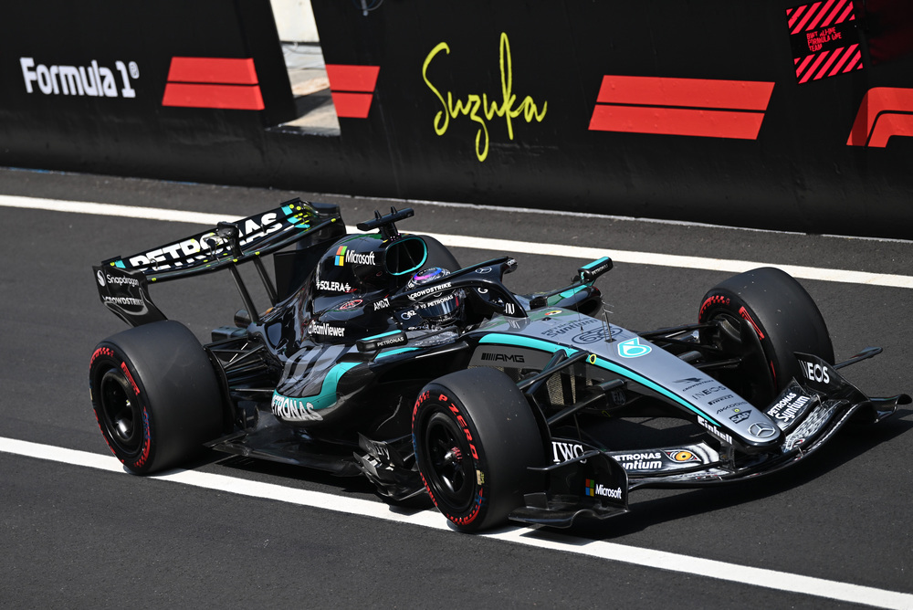 Mercedes F1 bolid na stazi sa sponzorskim logotipima