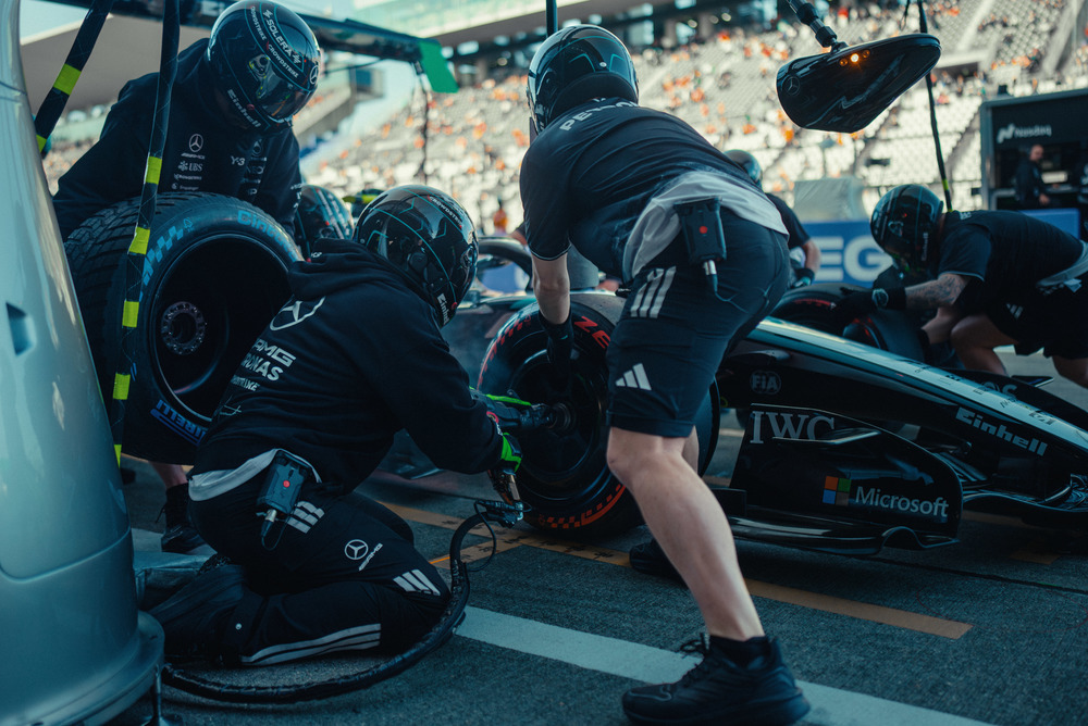 Mercedes pit crew radi na bolidu tokom pit stopa