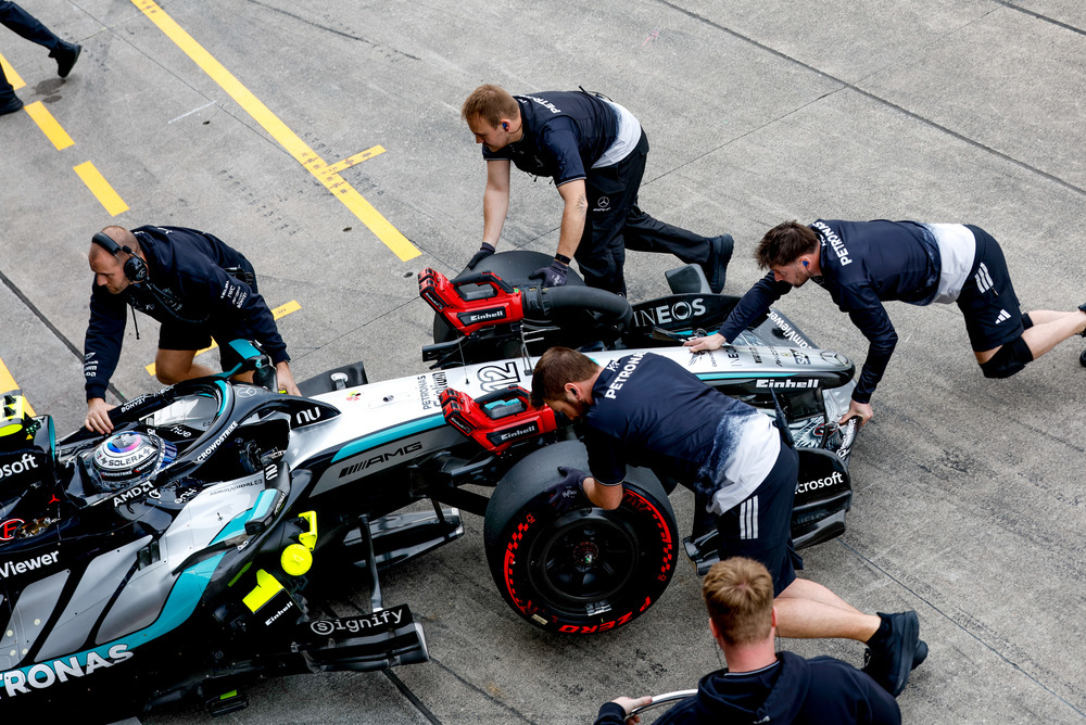 Mercedes pit crew mijenja gume tokom utrke