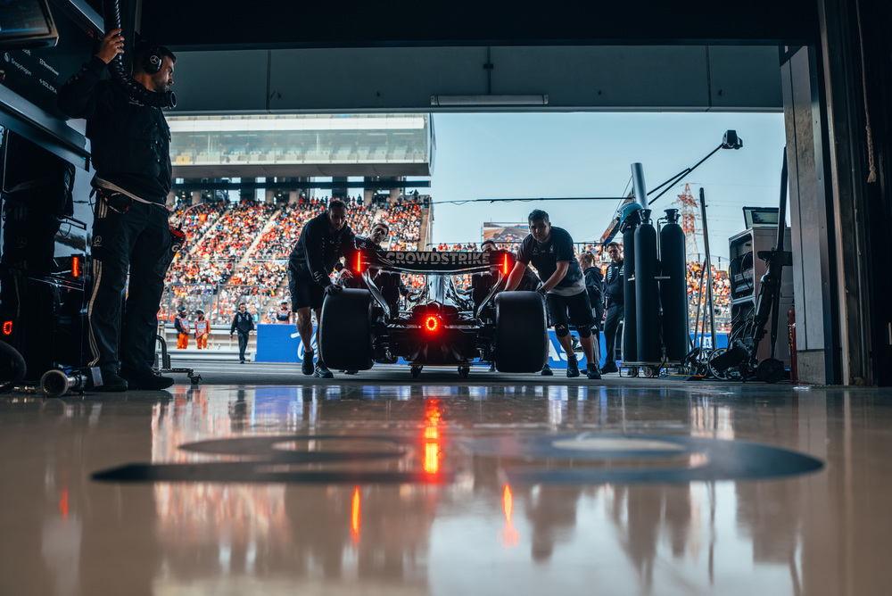 Mercedes F1 bolid prolazi pored punih tribina