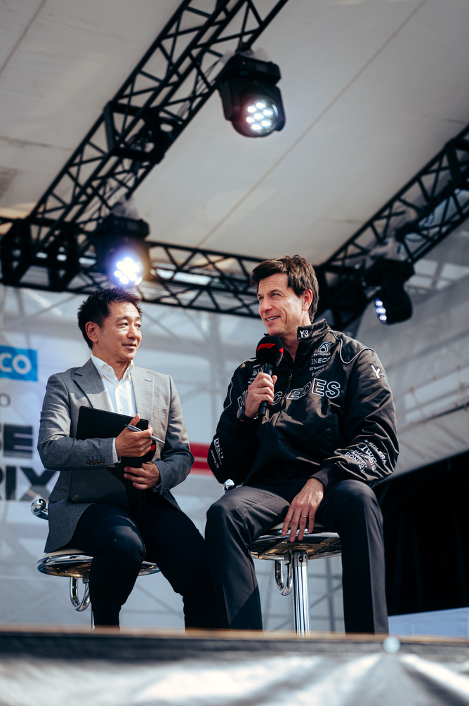 Toto Wolff daje intervju na pozornici