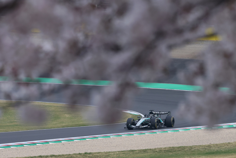 Mercedes F1 bolid juri u daljini