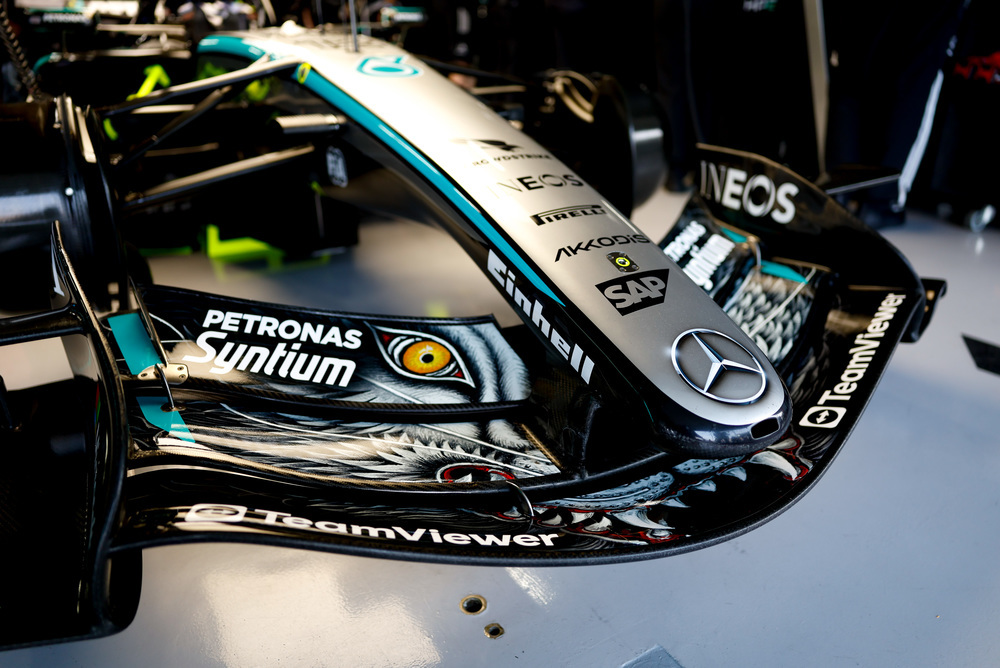 Krupni plan prednjeg dijela Mercedes F1 bolida