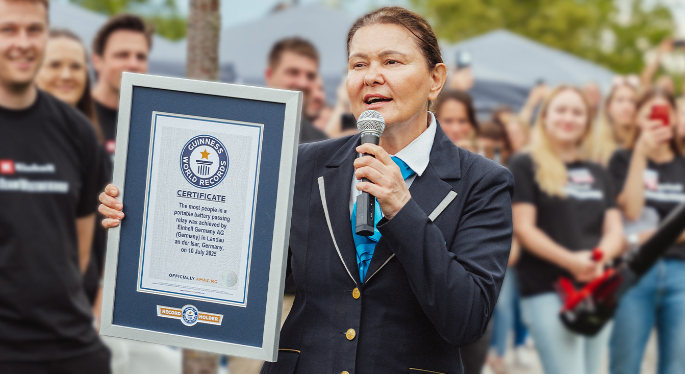 Žena u službenoj Guinness uniformi drži certifikat za Einhell bateriju koja je oborila svjetski rekord.